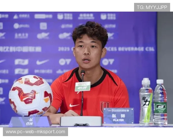 成都蓉城严鼎皓中场策动前锋跑位——一段关于空间与节奏的攻防协奏