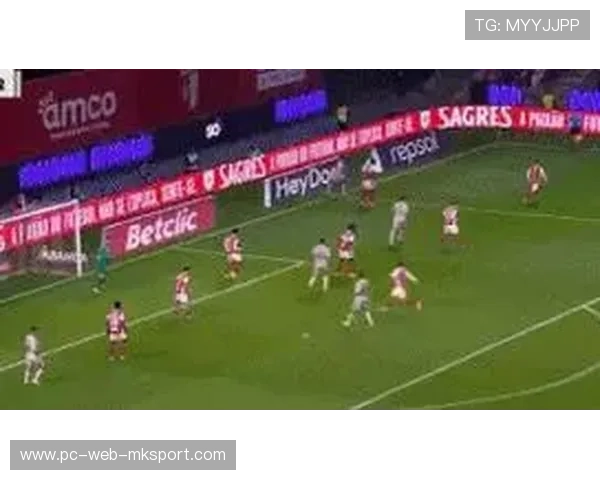 本菲卡巴尔科禁区双人防守下的绝妙推射破门，引爆全场